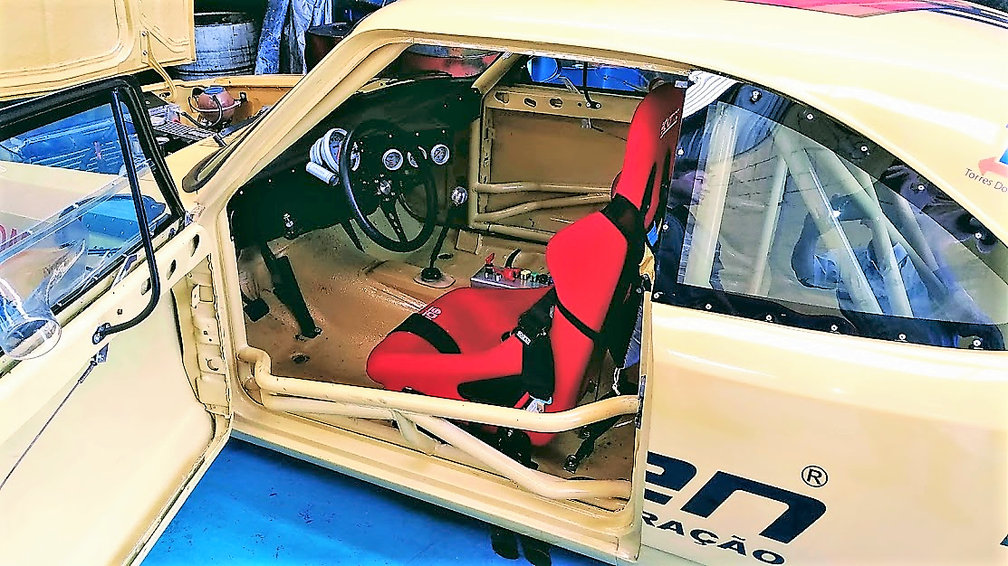 Opala 54 interior porta aberta.png